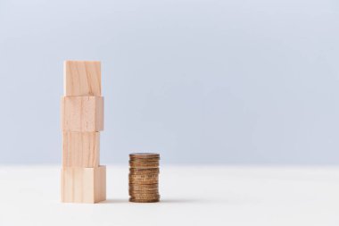 Tahta küp yığını, bozuk para yığını. Mali model şablonu. Ekonomik büyüme ya da kriz. Geliri artır ya da azalt