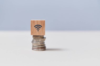 Çevrimiçi bankacılık. Yatırım ve ticaret. Finansal hizmetler. Üstünde kablosuz ağ işareti olan bozuk para ve küp yığını, boşluğu kopyala