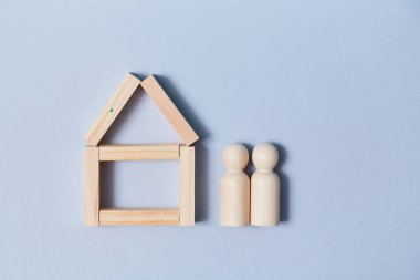 Çevrimiçi mülk satışı. Rezervasyon. Kiralık konaklama. Uzaktan rezervasyon. Ahşap ev, insan figürleri, kopyalama alanı