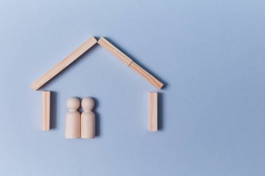 Evin içindeki tahta figürler, kopyalama alanı. Emlak almak, satmak. Çevrimiçi mülk satışı. Kiralık konaklama çevrimiçi