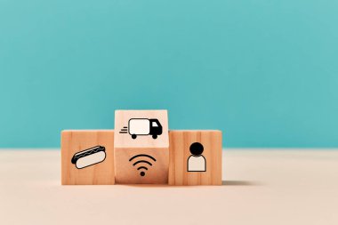 Ekspres teslimat servisi. Çevrimiçi yemek siparişi. Tahta küplerde sosisli sandviç, araba, kablosuz internet ve tabela. Boşluğu kopyala