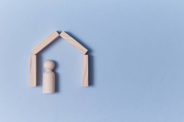 Yalnızlık ve yalnızlık. Sosyal dışlama. Insularity, cliquishness. Ahşap ev ve insan figürü içinde, boşluğu kopyala