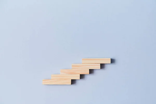 Escadaria de pranchas de madeira maquete, lugar para texto. Objetivo alcançado. Crescimento e desenvolvimento profissional. Escada de carreira — Fotografia de Stock