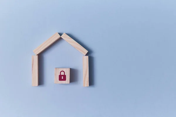 온라인 보안 시스템. 가정 안전. 똑똑 한 집이야. 경보 시스템. 입방체와 붉은 자물쇠가 있는 목조 주택 복사 공간 — 스톡 사진