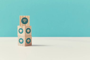 E-öğrenme. Sanal eğitim. Mesafe öğrenme. Çevrimiçi seminer, webinar. Kapaklı tahta küpler, kablosuz ağ işaretleri.