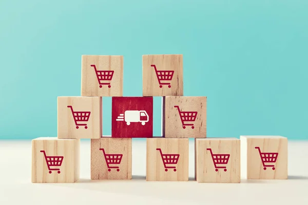 Online winkelen, bezorgservice. E-commerce, e-store. Online supermarkt. Houten kubussen met trolley, vrachtwagenbord — Stockfoto