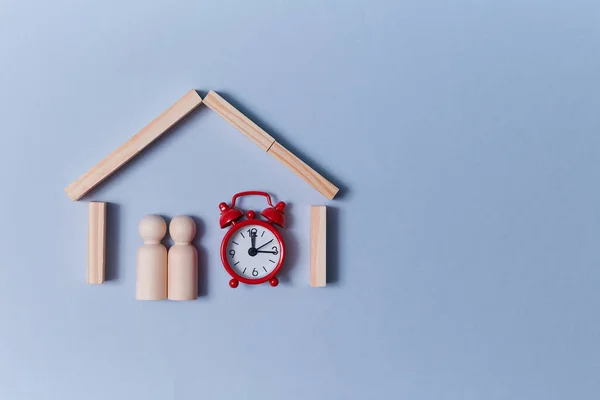 Hora da quarentena. Auto-isolamento. Medidas de prevenção. Período de isolamento Fica em casa. Figuras de madeira em casa, despertador — Fotografia de Stock