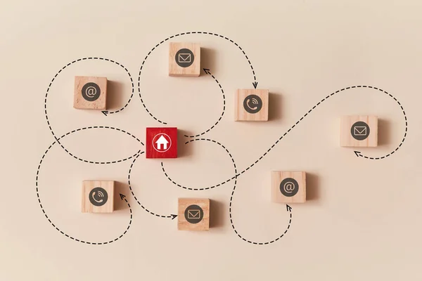 온라인 거리 작동. 원격 작업. 집에서 일해. 프리랜서 로. 나무로 만든 입방체붉은 블록, 집 표시와 연결 된 — 스톡 사진