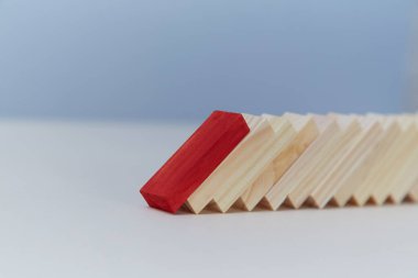 Sonun başlangıcı. Finansal kriz. Çöküş modeli, kopyalama alanı. Domino etkisi. Düşen domino blokları, kırmızı kalas