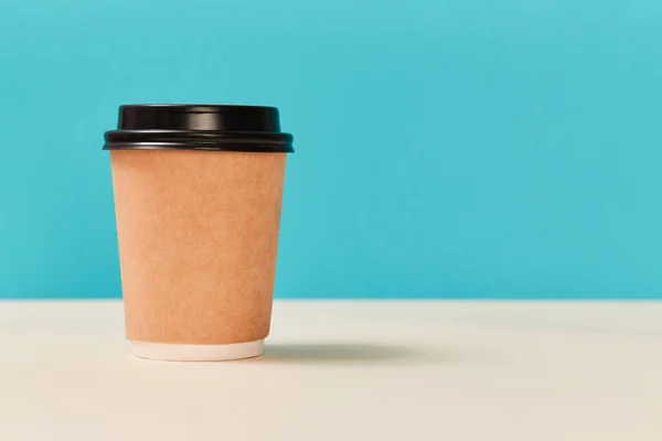 Yaratıcı tasarım için boş kağıt bardak maketi, kopyalama alanı. Plastik kapaklı kağıt cam. Sabah kahvesi konseptini çıkar.