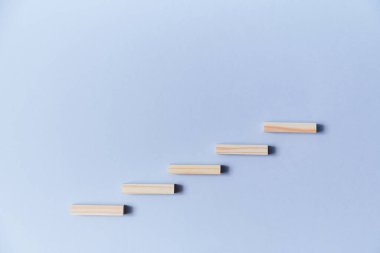 Artır ve azalt. Büyüme ve sonbahar konsepti. Uzayı kopyala Mavinin büyümesi ve alçaltılması için tahta bloklar.