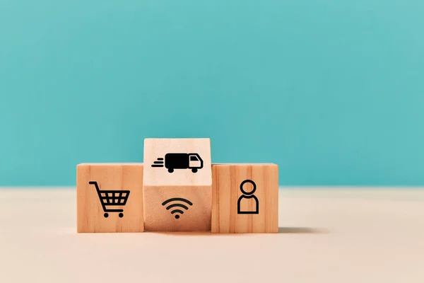 Servicio de entrega y supermercado online. Compras en línea. E-store, e-commerce. Cubos de madera, carro, camión, señal wifi —  Fotos de Stock