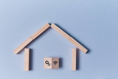 Uzaktan kumanda. Çevrimiçi mesafe çalışıyor. Serbest çalışıyorum. Tahta kalaslar, ayarlı küp ve kablosuz ağ tabelaları. Boşluğu kopyala