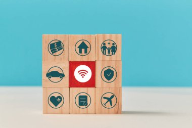 Çevrimiçi servis. Ödemeler internette. E-ödemeler. Kırmızı bloklu tahta küpler. E-bilet, ilaç, sağlık sigortası tabelaları