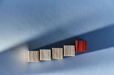 İş büyümesi, kişisel gelişim modeli. Yazı ya da işaret tasarımı için şablon. Tek kırmızı bloklu tahta küpler.