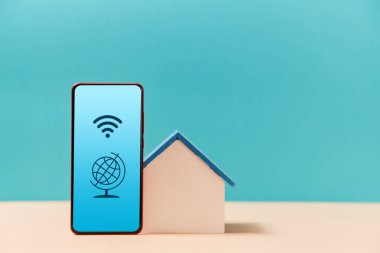 Çevrimiçi kira. Uzaktan konaklama araması. İpotek. Kablosuz akıllı telefon. Model stili. Ahşap ev. Boşluğu kopyala
