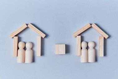 İçinde boş insan figürleri olan ahşap kalaslardan evler. Model stili. Binalar arasında boş küp. Mavi üzerine izole edilmiş.