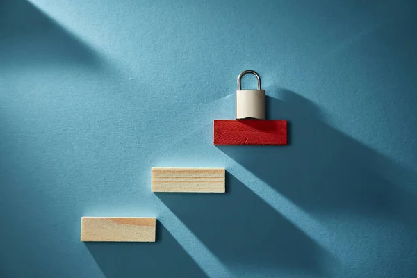 Protecção de empresas. A apólice. Escada de carreira. Bloco de madeira em ordem crescente em azul. Bloqueio de metal em tijolo vermelho — Fotografia de Stock