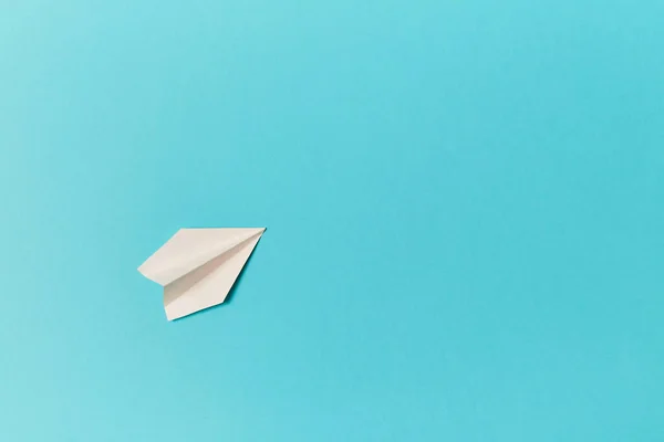 Mavi arka planda kağıt beyaz bir uçak. Uzayı kopyala Metin için yer. — Stok fotoğraf