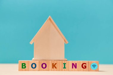 Online rezervasyon. İpotek. Kira ya da satış için konaklama yeri. Renkli harflerle bloklar üzerine ahşap bina. Boşluğu kopyala