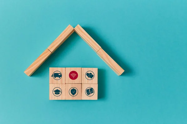 Online-Dienste. Smart Home. Fernbedienung des Gebäudes. Holzwürfel mit Symbolen und Bauklötzen als Hausdach. Kopierraum — Stockfoto
