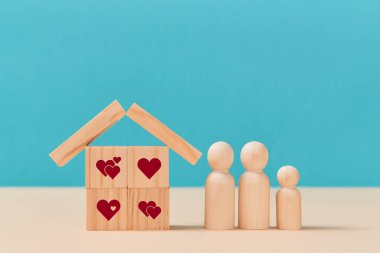 İnternetten randevulaşma. Sanal aşk. Aile yaratmak. Aşk ilişkisi. Kalp işaretli ahşap küplerden bir ev, aile üyeleri.