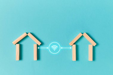 İnternet iletişimi. Ağ kurmak. İnsanları birbirine bağlamak. Sosyal medya. Wi-Fi sembolüne bağlı ahşap evler, kopyalama alanı