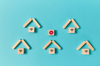 Çevrimiçi pazarlama. E-pazarlama. SMM terfisi. Sosyal Hizmetler. Evet. Evin altında kablosuz ağ tabelaları olan tahta küpler.