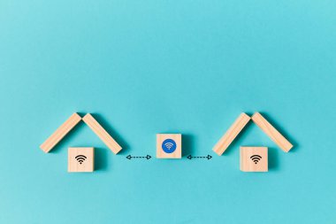 İçeride ahşap evler ve küpler, kablosuz sembolle bloklanmış kablosuz ağ işaretleri. Ağ kurmak. Çevrimiçi iletişim