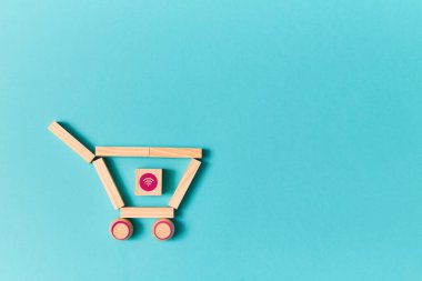 Alışveriş arabası, kablosuz ağ tabelalı tahta küp. Sosyal medya pazarlaması. SMM terfisi. Evet. Çevrimiçi pazarlama, kopyalama alanı