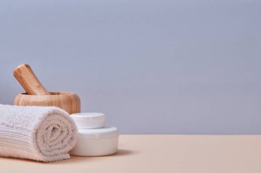 Spa mı? Sağlık konsepti. Rahatlamak için beyaz havlu ve ekipman. Bencillik. Uzayı kopyala Pembe ve mavi arkaplanda izole edilmiş.