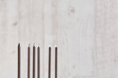 Bulanık arka planda büyük raptiyeler. Yenileme konsepti. Mesaj için yer. Tamir ve teçhizat. İnşaat malzemeleri. İşçi Bayramı