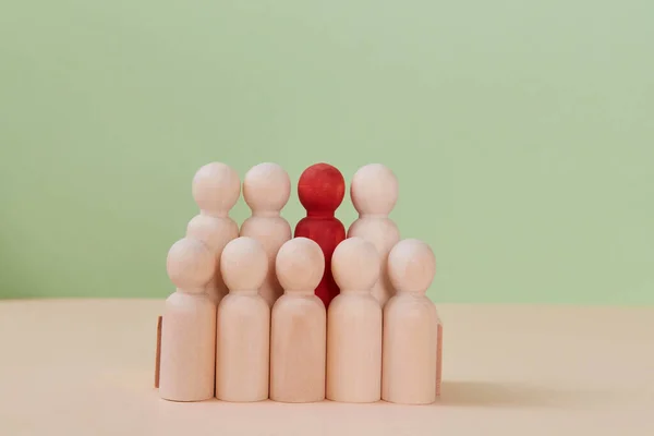 Grupo de figuras de madera con una roja. Brote de Coronavirus. COVID-19. Novela sars-cov2. Estilo de burla para el diseño creativo — Foto de Stock