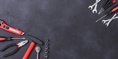 İşçi bayramı. Esmer arka planda çekiç keskisi var. Zanaatkar aletleri. Yenileme konsepti. Boşluğu kopyala