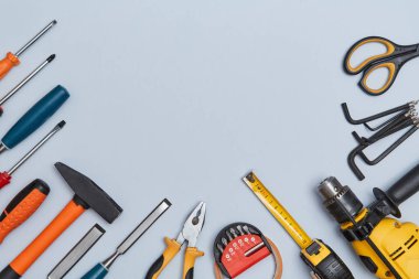 Raptiye, makas, mezura, tornavida aletleri. İnşaat alanı ve ekipman. Uzayı kopyala Mavi arkaplanda izole