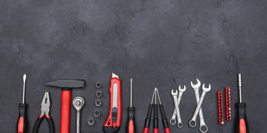 Onarım aletleri seti. Bina. İnşaat alanı ve yenileme konsepti. Uzayı kopyala Karanlık arka planda izole edilmiş