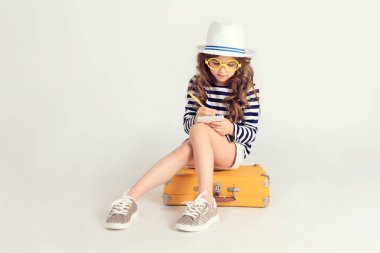 Kız mı bavula oturan ve yazma