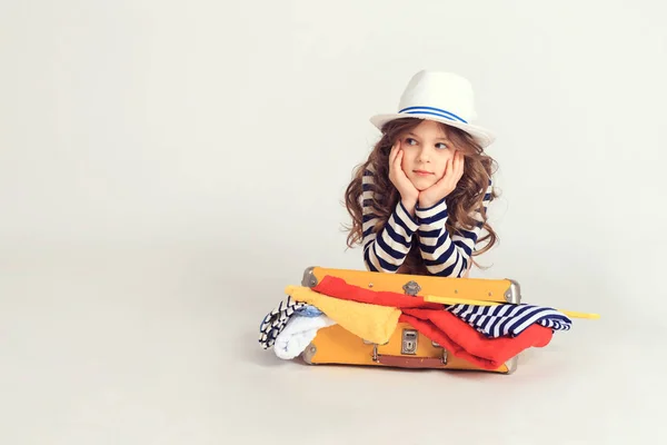 Девушка с перегруженным чемоданом — стоковое фото