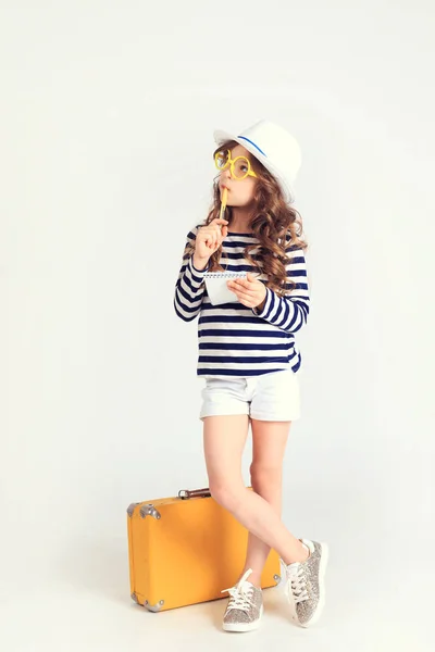 Chica de ensueño con cuaderno y maleta — Foto de Stock