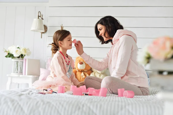 Mamá está maquillando a su hija — Foto de Stock