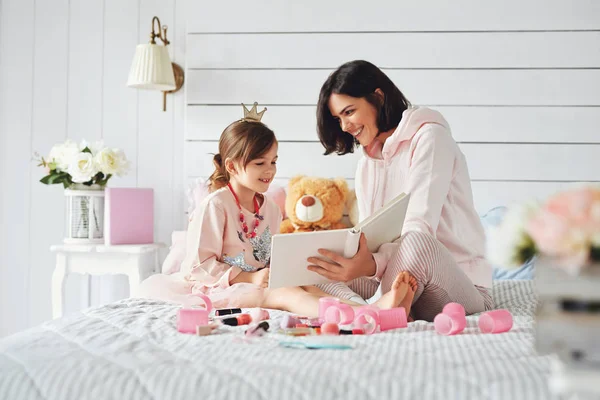 Madre está leyendo un libro con su hija — Foto de Stock