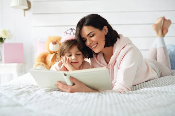 Madre os leyendo un cuento a su hija — Foto de Stock