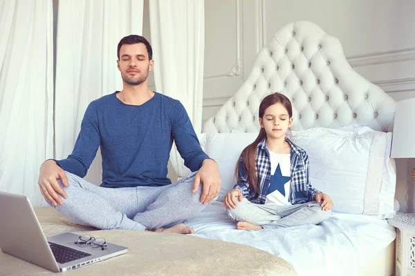 Pai e filha estão meditando — Fotografia de Stock