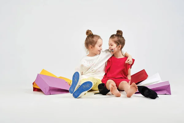 Girls are sitting hugging each other — Stock Photo, Image