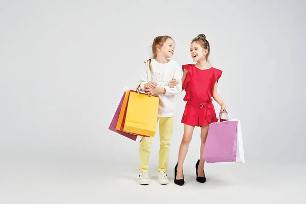 Смеющиеся девушки с сумками от покупателей — стоковое фото
