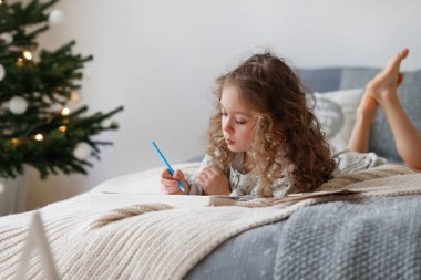 Özenli oldukça küçük kızın kapalı atış Noel'den önce Noel Baba'ya mektup yazar o bekliyor, tüm rüyalar ve gerçeğe dilek istiyor, rahat yatakta kapalı yatıyor ne hediye düşünüyor.