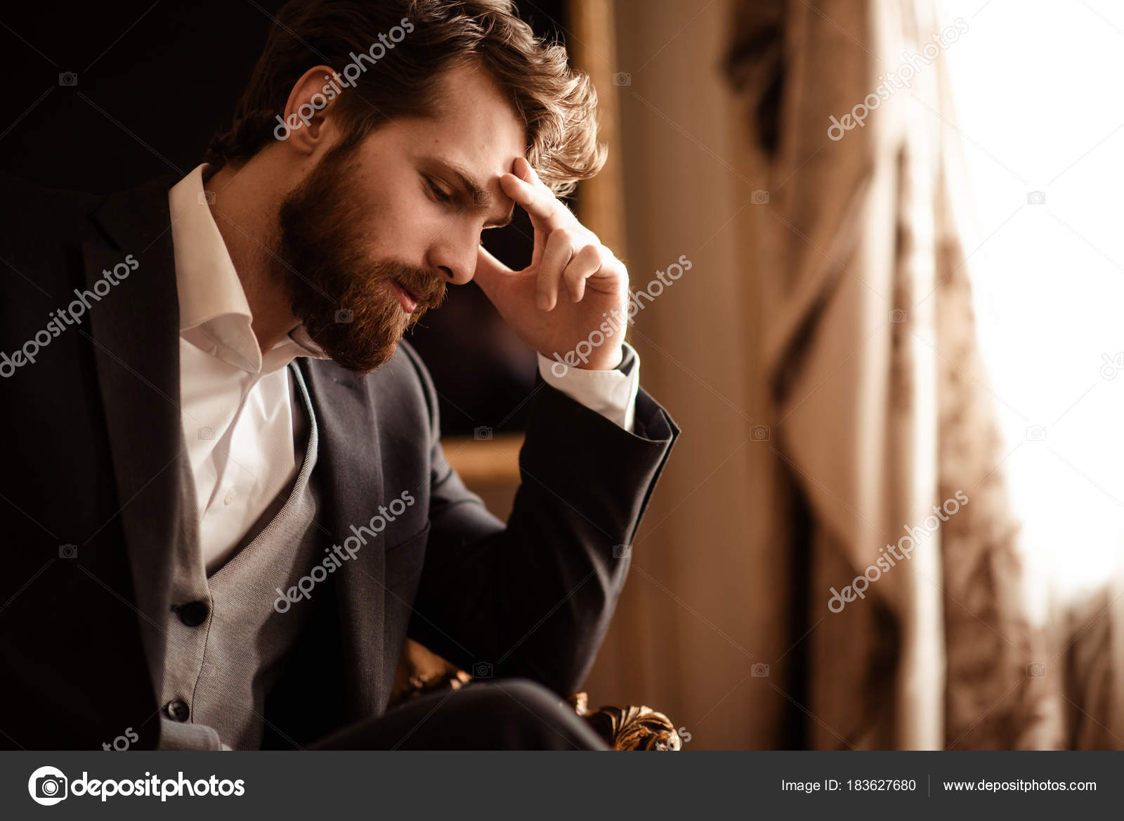 Nahaufnahme Eines Nachdenklichen Bartigen Mannes Im Eleganten Formalen Anzug Der Uber Etwas Nachdenkt Probleme Mit Den Finanzen Hat Geschaftlich Involviert Ist Hat Traurigen Ausdruck Unglucklicher Geschaftsmann Posiert Drinnen Stockfoto