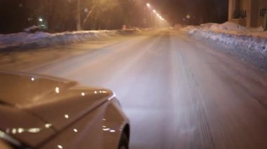 Arabadaki gece şehir görüntüsü. Araba sürüş tekerlek Pov yakından. Sürücü bilinç kaybı bir araba uykuya daldı. Zaman atlamalı gece araba geniş açı çekim. Sürücü