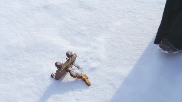 Kinderspielzeug liegt im Schnee und die Frau nimmt es. Schneemannspielzeug im Schnee. Hand nehmen Weihnachten Spielzeug Retro bunte Schachtel Winter Schnee. Vintage-Ding auf weißem Sack. Winter — Stockvideo