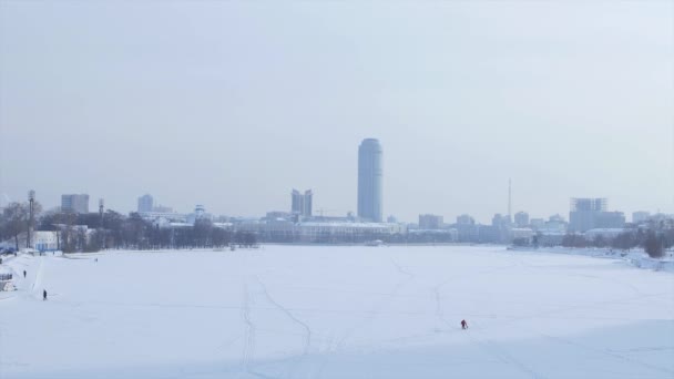 Bekijk op nieuwe Moscow-City wolkenkrabbers in de winter. Stad In de Winter. Wintertuin huis wolkenkrabber. Jekaterinenburg. Sommige skyscrappers blijven in de buurt en mooie landschap van de stad in de winter met sneeuw. Gebouwen — Stockvideo